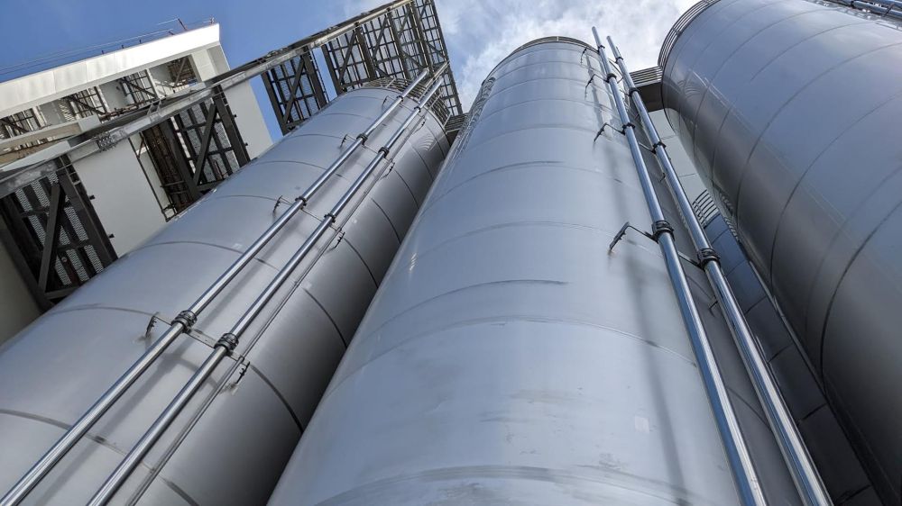 What is the Difference Between a Silo, Day Bin, and Hopper?